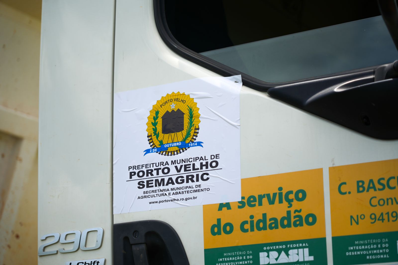Serviço transporta uma variedade de produtos e materiais de apoio à produção
