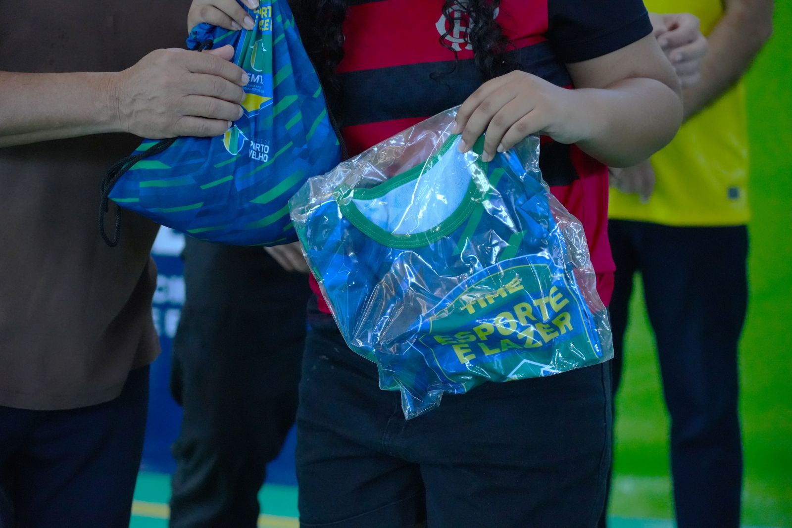 A entrega dos 3.100 uniformes aconteceu na Vila Olímpica Chiquilito Erse