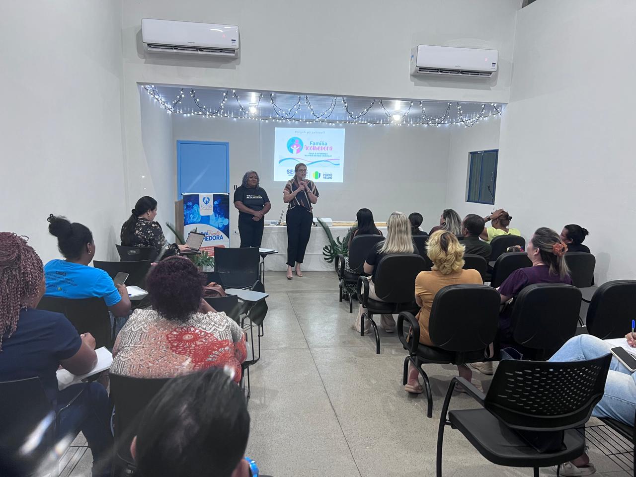 O Serviço Família Acolhedora é uma política pública voltada à garantia da convivência familiar e comunitária